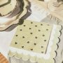 Papierservietten mit Herzchenmuster - Weiß, Graugrün und Gold - 33 cm, 16er-Packung Papierservietten mit Herzchenmuster - Weiß, Graugrün und Gold - 33 cm, 16er-Packung