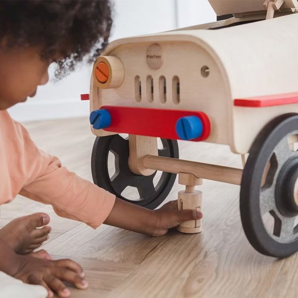 Spielzeugauto - Der Traum eines Mechanikers Spielzeugauto - Der Traum eines Mechanikers