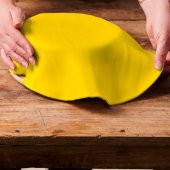 Zuckerpaste ausrollen